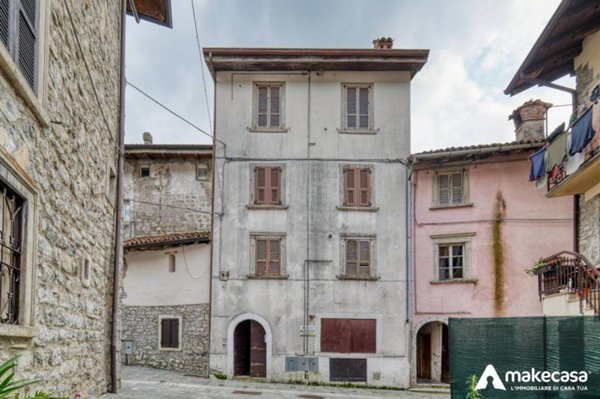 appartamento in vendita a Val Brembilla