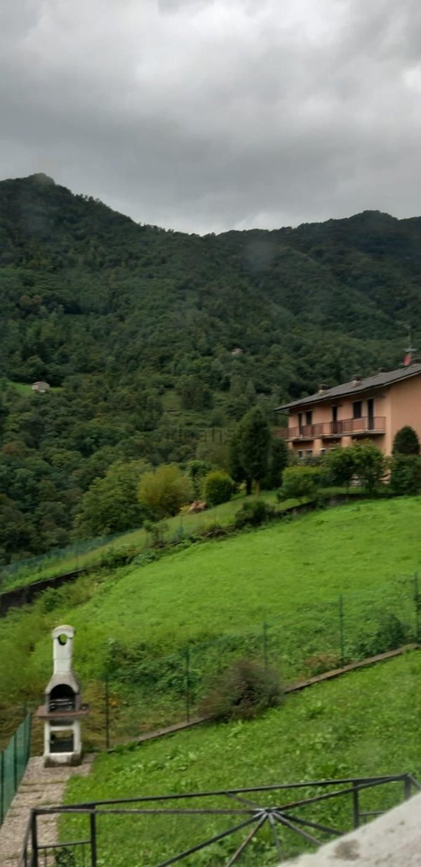 appartamento in vendita a Val Brembilla in zona Gerosa