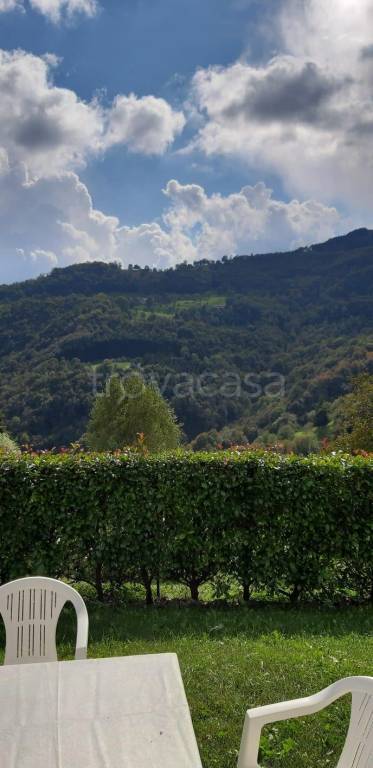 appartamento in vendita a Val Brembilla in zona Gerosa