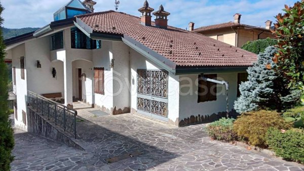 casa indipendente in vendita a Val Brembilla