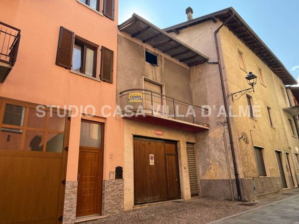 appartamento in vendita a Val Brembilla in zona Brembilla