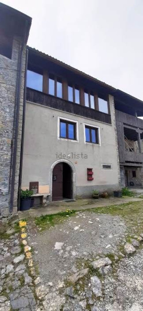 casa semindipendente in vendita a Val Brembilla in zona Laxolo