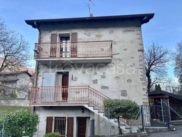 casa indipendente in vendita a Val Brembilla