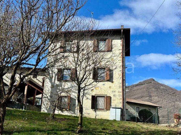 casa indipendente in vendita a Val Brembilla