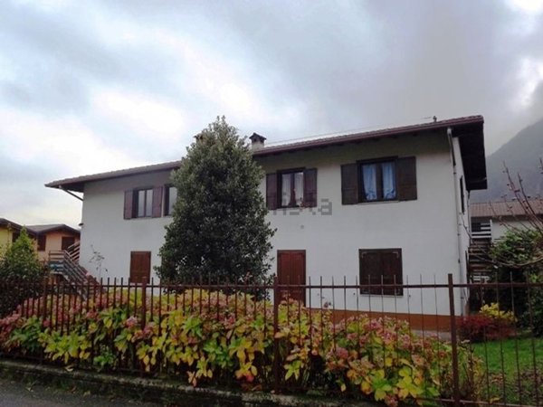 appartamento in vendita a Val Brembilla in zona Gerosa