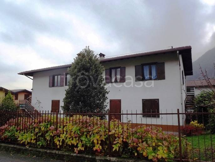 appartamento in vendita a Val Brembilla in zona Gerosa