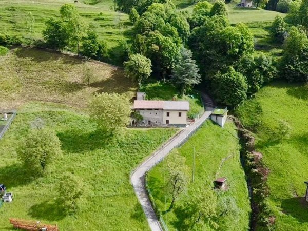 casa indipendente in vendita a Val Brembilla in zona Gerosa