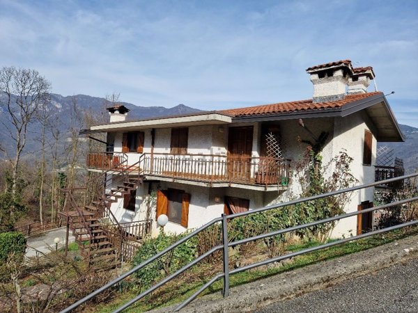 appartamento in vendita a Val Brembilla in zona Laxolo