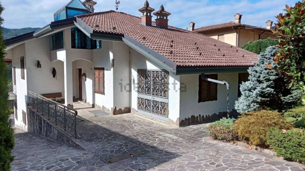 appartamento in vendita a Val Brembilla