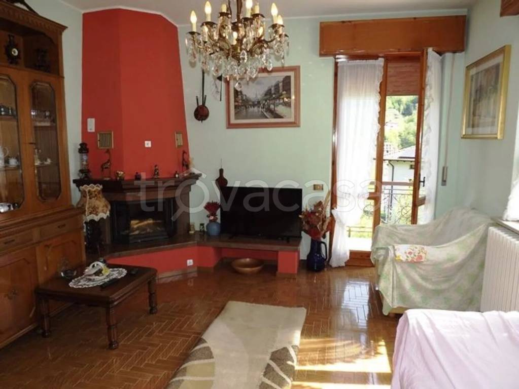 appartamento in vendita a Val Brembilla in zona Brembilla