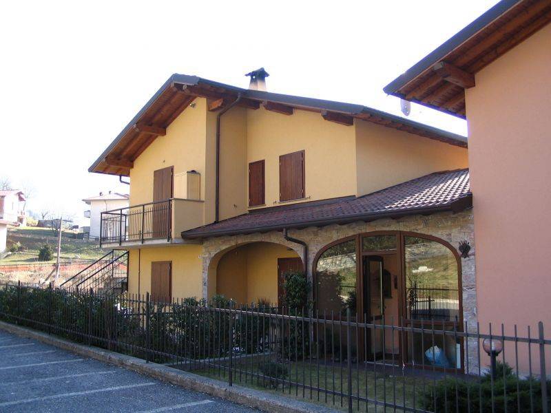 appartamento in vendita a Val Brembilla in zona Gerosa