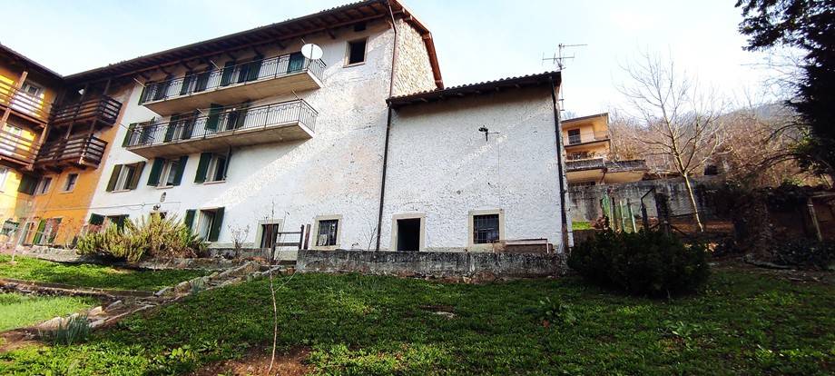 casa indipendente in vendita a Val Brembilla in zona Brembilla
