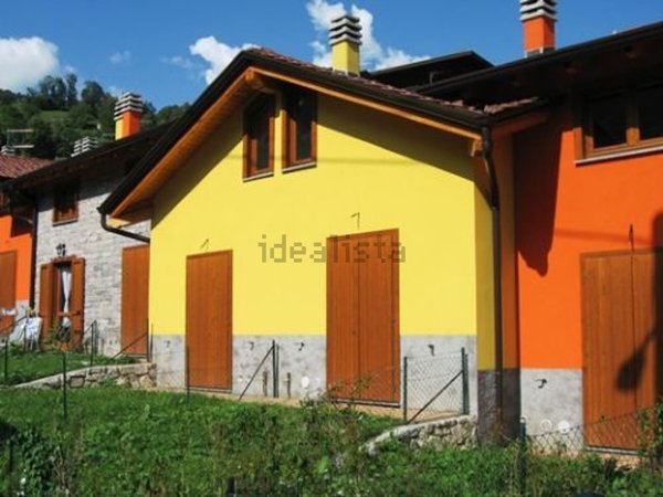 casa indipendente in vendita a Val Brembilla in zona Gerosa