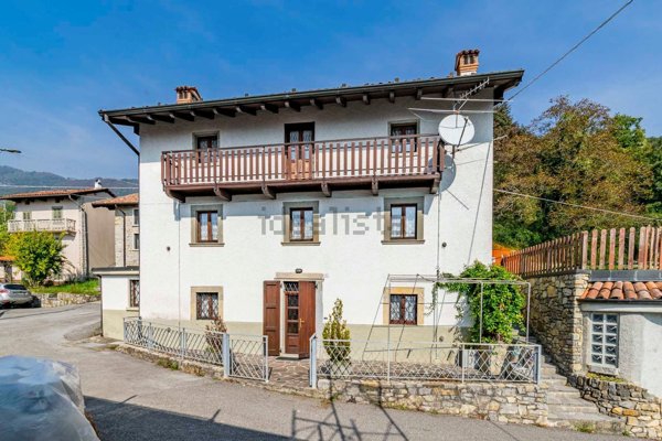 casa indipendente in vendita a Val Brembilla in zona Gerosa