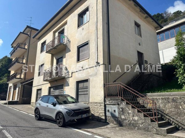 appartamento in vendita a Val Brembilla