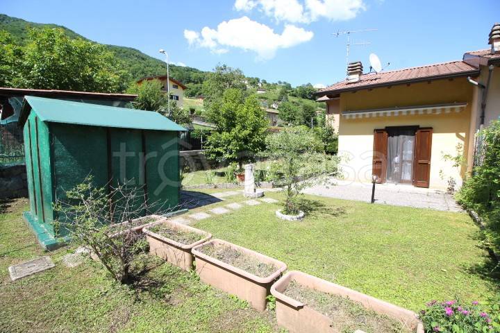 casa indipendente in vendita a Val Brembilla in zona Gerosa