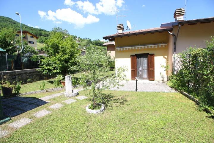 casa indipendente in vendita a Val Brembilla in zona Gerosa