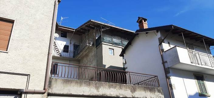 casa indipendente in vendita a Val Brembilla in zona Gerosa