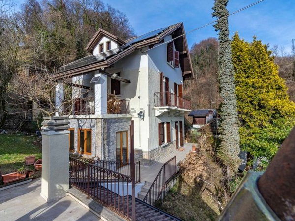 casa indipendente in vendita a Val Brembilla in zona Gerosa