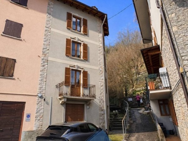 casa indipendente in vendita a Val Brembilla in zona Brembilla