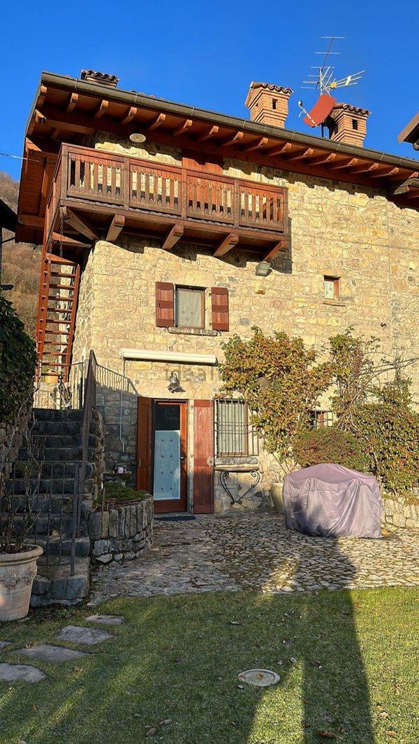 appartamento in vendita a Val Brembilla in zona Gerosa