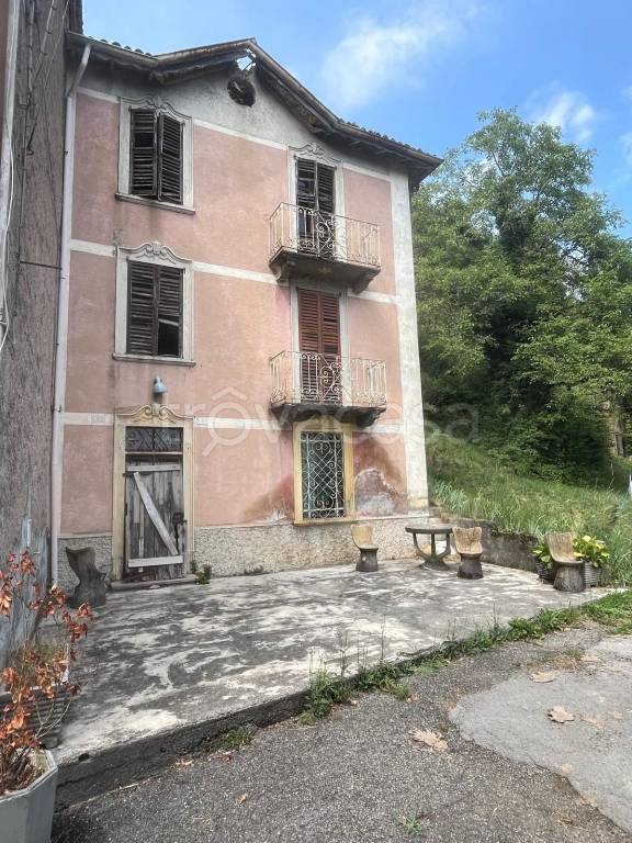 casa indipendente in vendita a Val Brembilla in zona Gerosa
