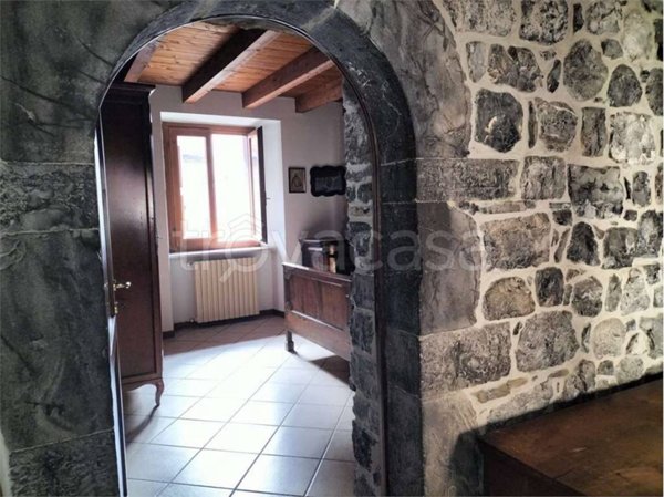 appartamento in vendita a Val Brembilla in zona Brembilla