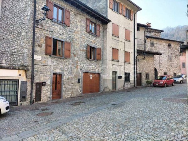 appartamento in vendita a Val Brembilla in zona Brembilla