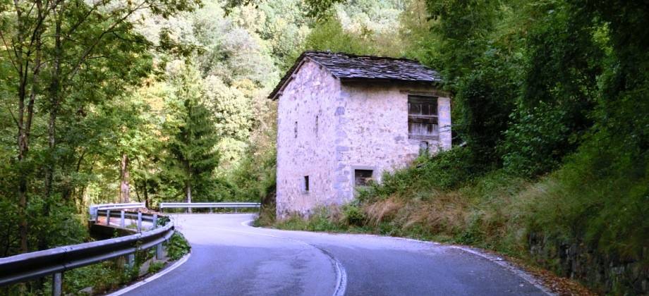 casa indipendente in vendita a Val Brembilla in zona Gerosa