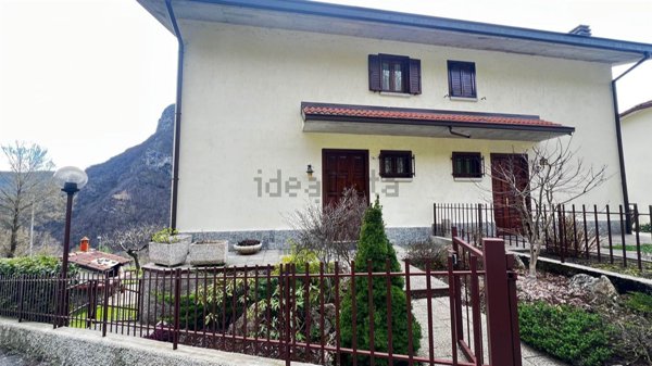 casa indipendente in vendita a Val Brembilla