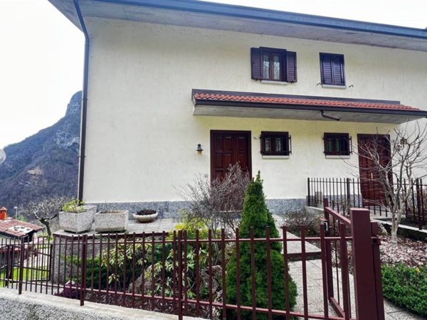 casa indipendente in vendita a Val Brembilla in zona Camorone