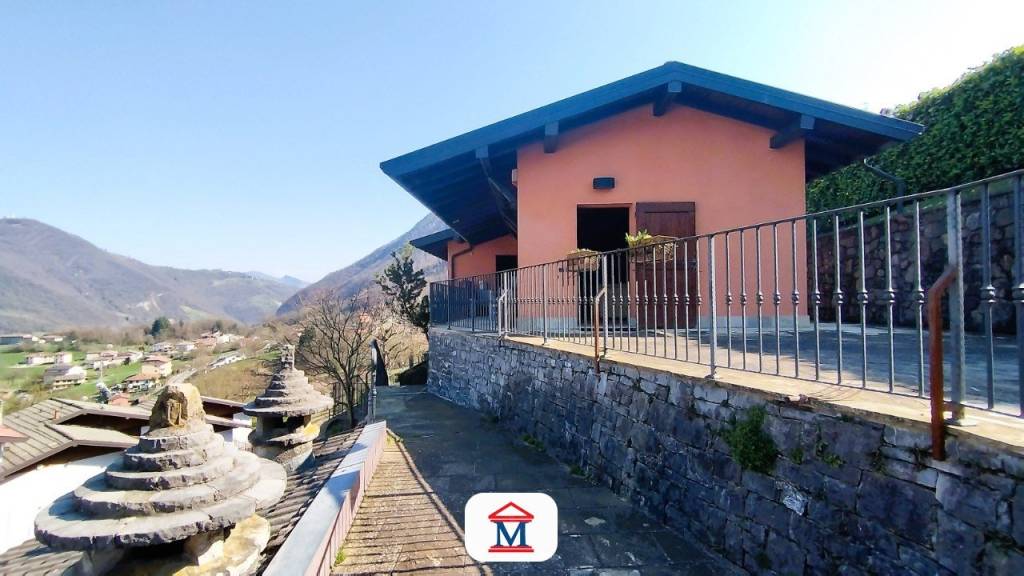casa indipendente in vendita a Val Brembilla in zona Laxolo