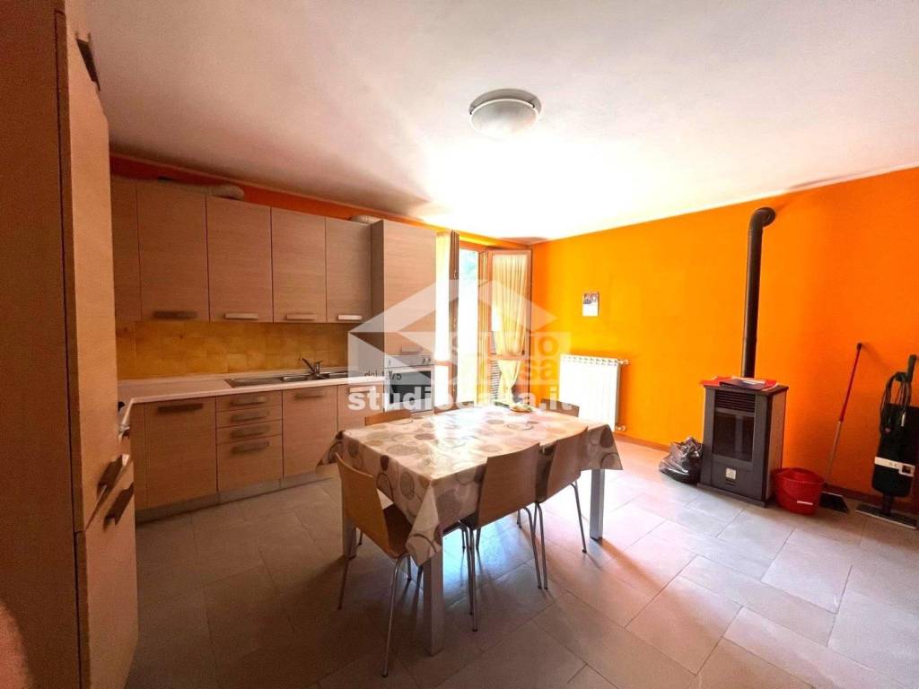 appartamento in vendita a Val Brembilla in zona Brembilla