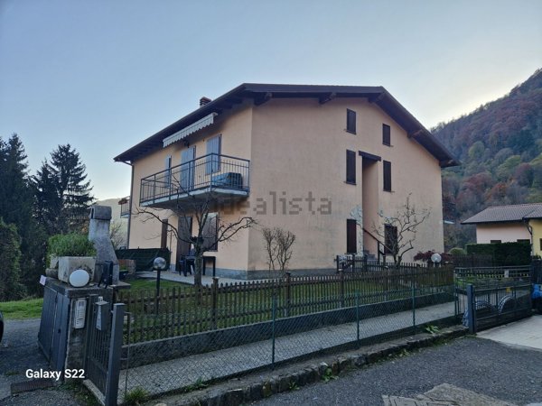 appartamento in vendita a Val Brembilla in zona Gerosa
