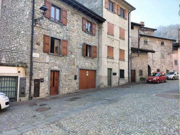 appartamento in vendita a Val Brembilla in zona Brembilla