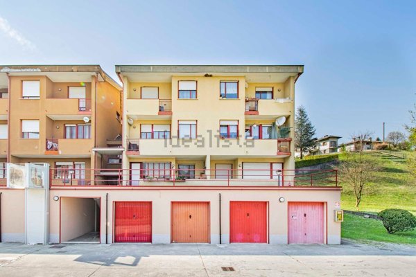 appartamento in vendita a Val Brembilla in zona Laxolo