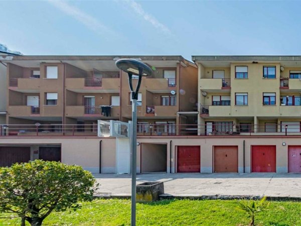 appartamento in vendita a Val Brembilla in zona Laxolo