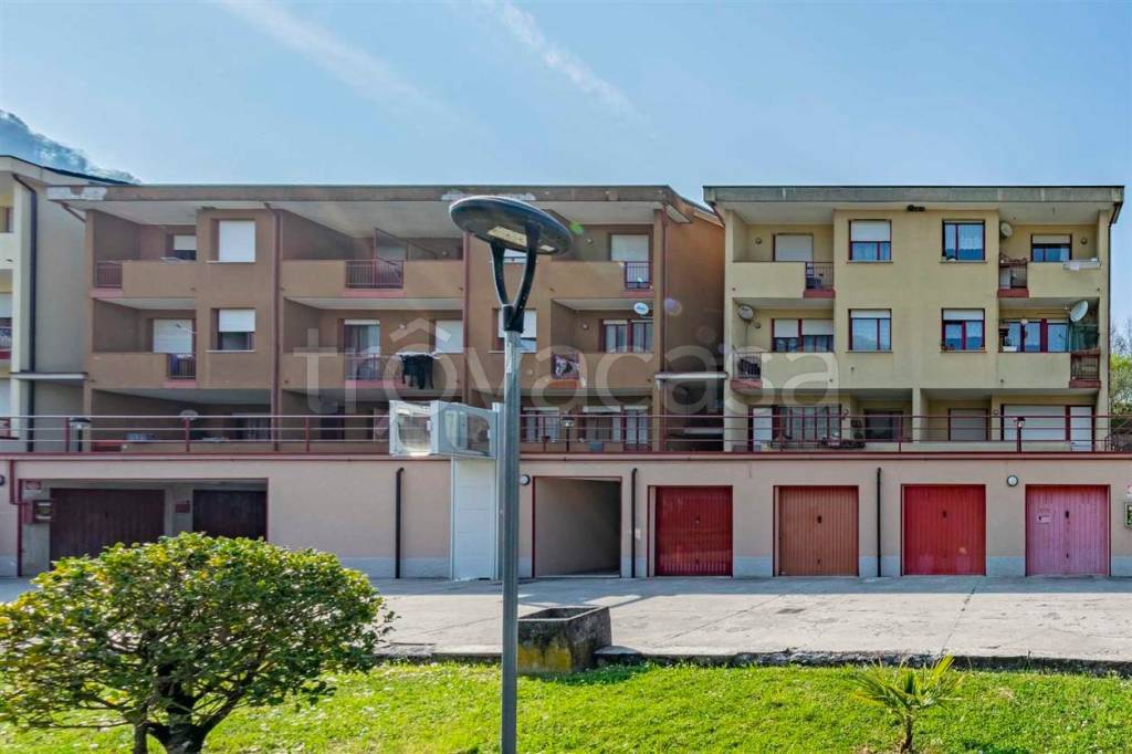 appartamento in vendita a Val Brembilla in zona Laxolo