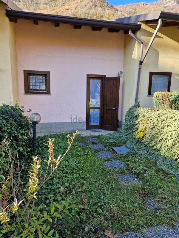 casa indipendente in vendita a Val Brembilla