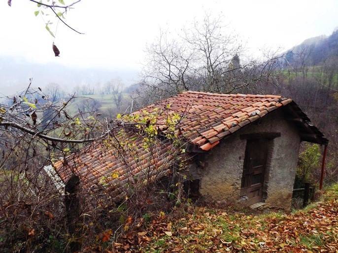 locale commerciale in vendita a Val Brembilla in zona Gerosa