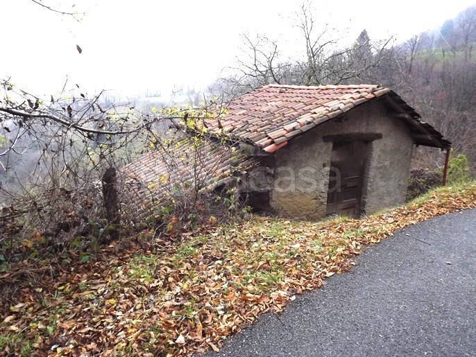 locale commerciale in vendita a Val Brembilla in zona Gerosa