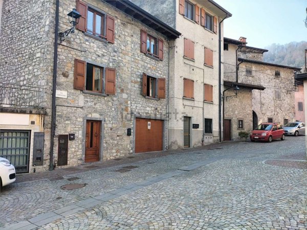 appartamento in vendita a Val Brembilla in zona Brembilla