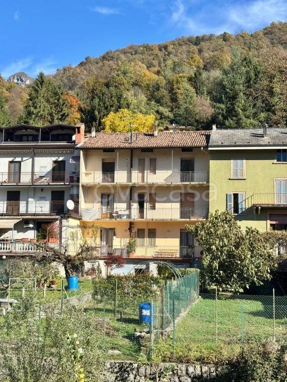 appartamento in vendita a Val Brembilla