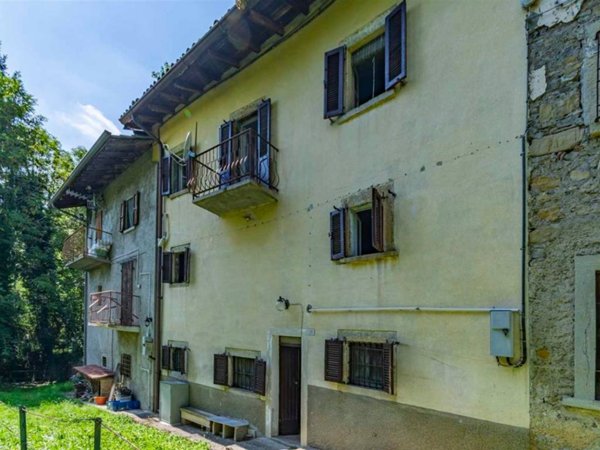 casa indipendente in vendita a Val Brembilla in zona Gerosa