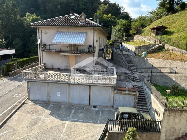 appartamento in vendita a Val Brembilla in zona Malentrata