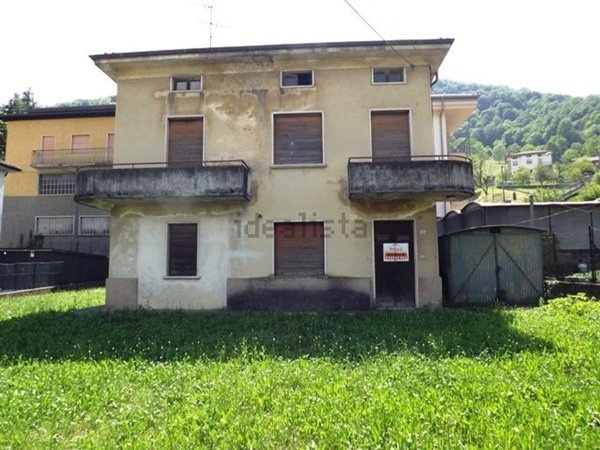 casa indipendente in vendita a Val Brembilla in zona Brembilla