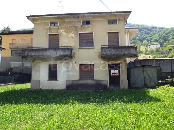 casa indipendente in vendita a Val Brembilla in zona Brembilla