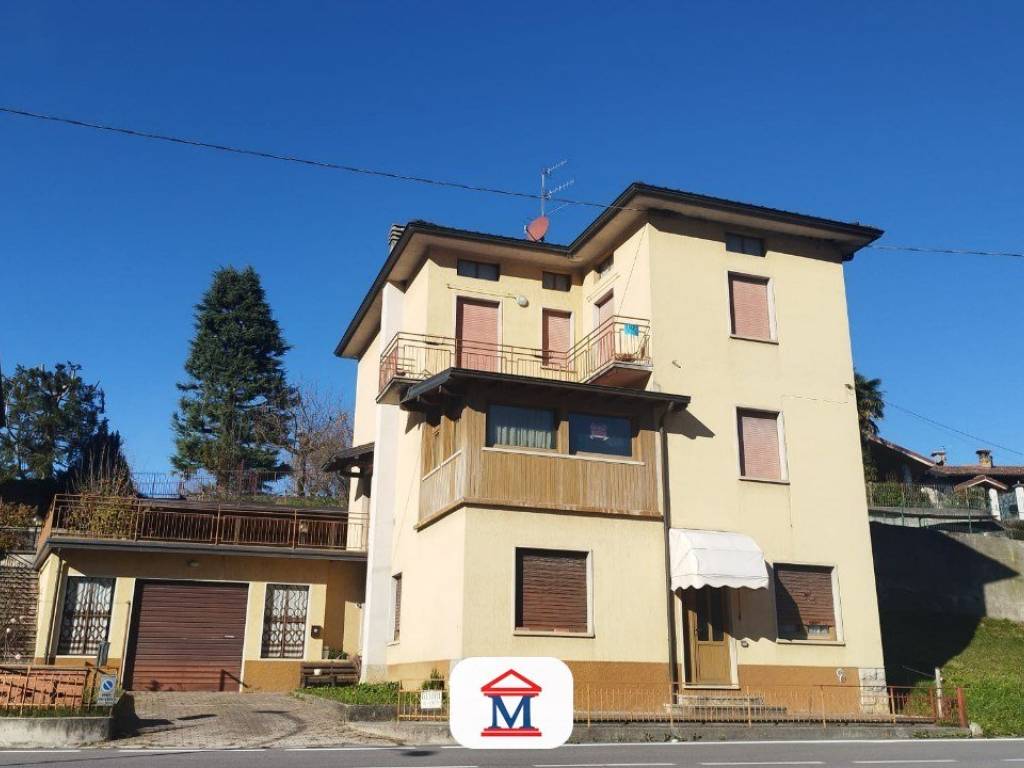 appartamento in vendita a Val Brembilla in zona Laxolo