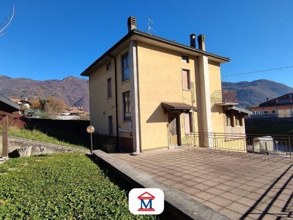 appartamento in vendita a Val Brembilla in zona Laxolo