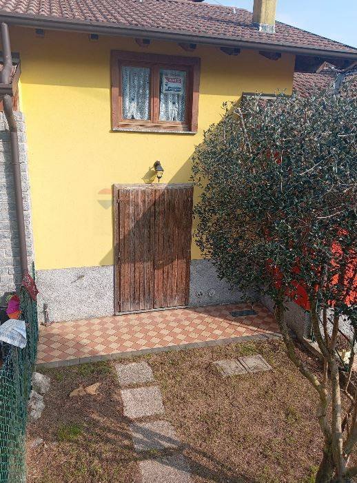 casa indipendente in vendita a Val Brembilla in zona Gerosa